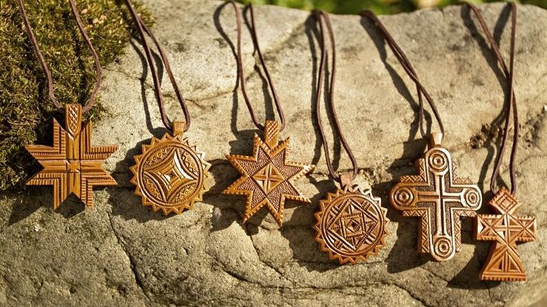 drevené amulety a talizmany