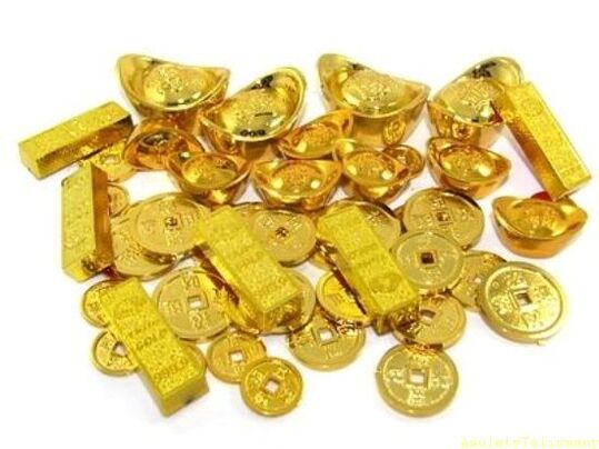 zlaté tehličky a mince ako amulety šťastia