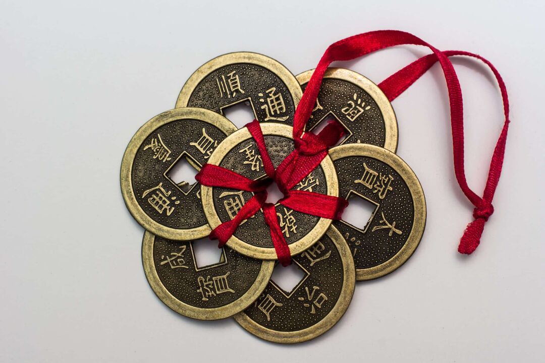 Čínsky amulet za peniaze so zodpovedajúcimi hieroglyfmi